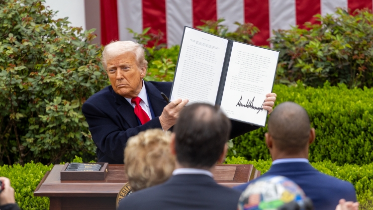 特朗普政府因?qū)χ袊M(jìn)口產(chǎn)品徵收關(guān)稅被起訴