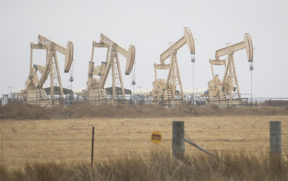 紐油暴跌8%創(chuàng)三年新低 經(jīng)濟(jì)衰退擔(dān)憂與增產(chǎn)施壓