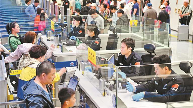 清明節(jié)假期首日 深圳口岸出入境迎「小高潮」