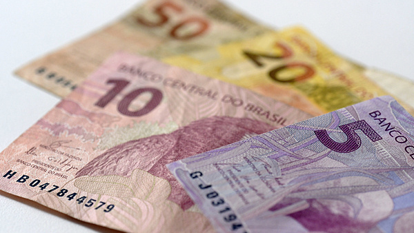 受美「對(duì)等關(guān)稅」影響 拉美多國貨幣對(duì)美元匯率跌超3%