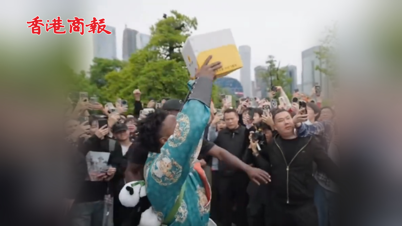 有片丨「甲亢哥」深圳人才公園體驗無人機送外賣 驚呼「我的天吶！」