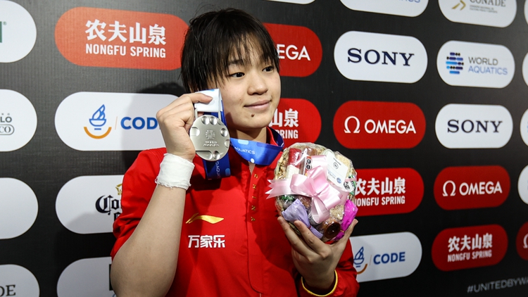 有片｜跳水世界盃女子10米臺(tái) 全紅嬋摘銀粉絲送公仔繼續(xù)支持