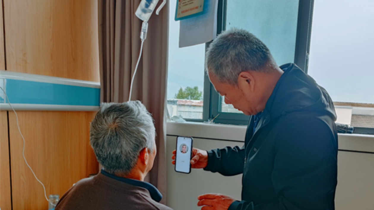 皖黟縣：養(yǎng)老認(rèn)證「零距離」  托起幸?！赶﹃?yáng)紅」