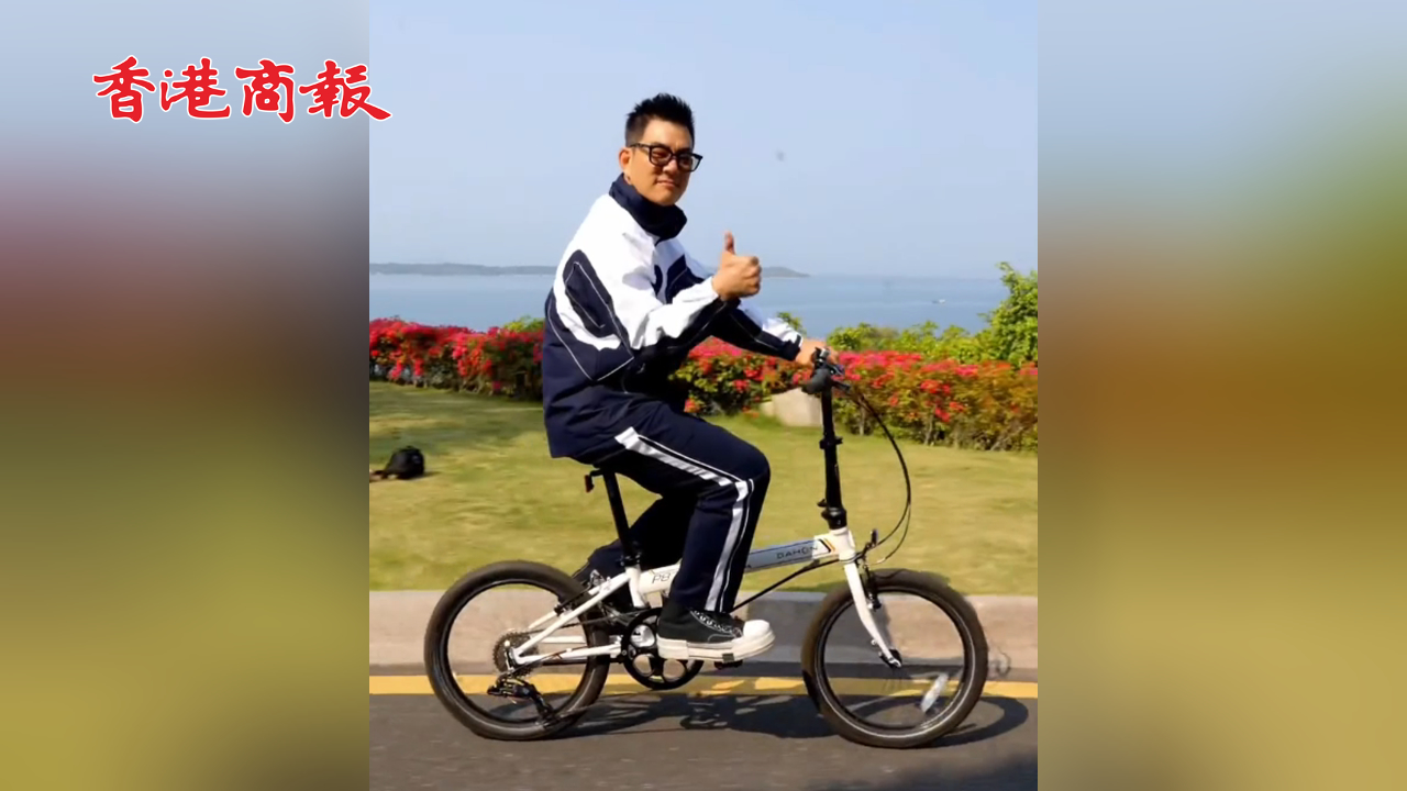 有片丨59歲任賢齊穿深圳校服出街 網(wǎng)友：任學(xué)長好帥