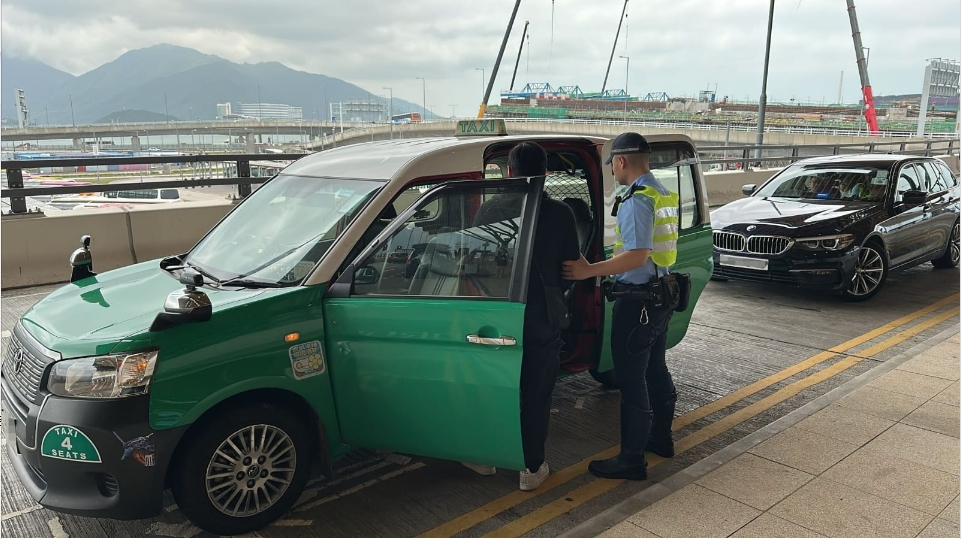 警方大嶼山打擊的士濫收車資 拘捕兩名司機(jī)