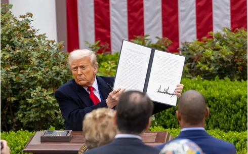 人民日?qǐng)?bào)鐘聲：美「關(guān)稅訛詐」嚴(yán)重?cái)_亂全球產(chǎn)供鏈穩(wěn)定