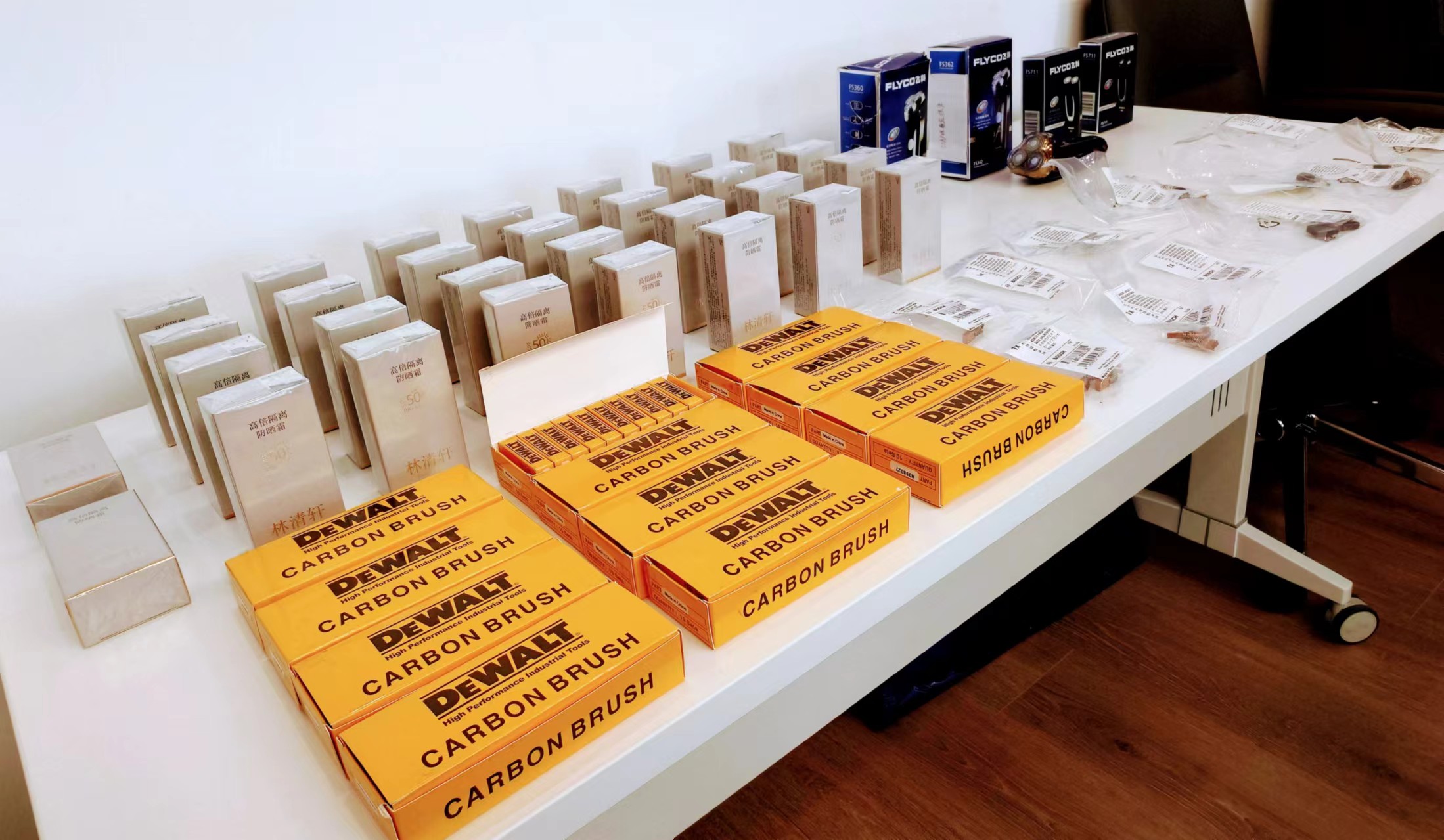 松江警方偵破：私自封包組裝碳刷  網(wǎng)上半價(jià)銷售正品產(chǎn)品