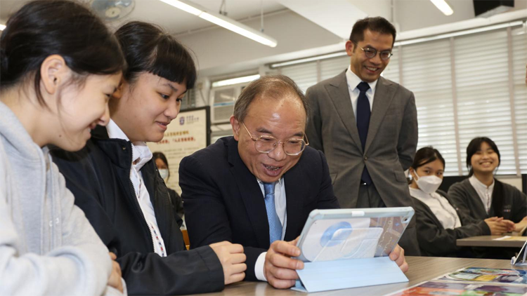 曾國衞到訪中學(xué)體驗(yàn)國安教育