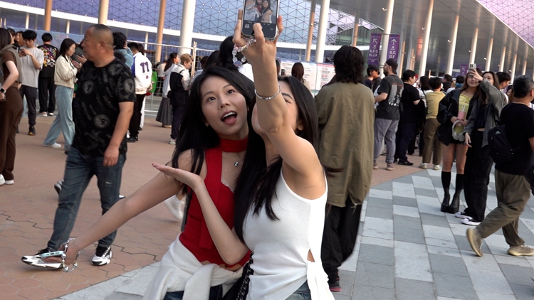 有片｜運(yùn)輸署籲啟德體育園演唱會(huì)觀眾今晚離場時(shí)盡量乘搭港鐵