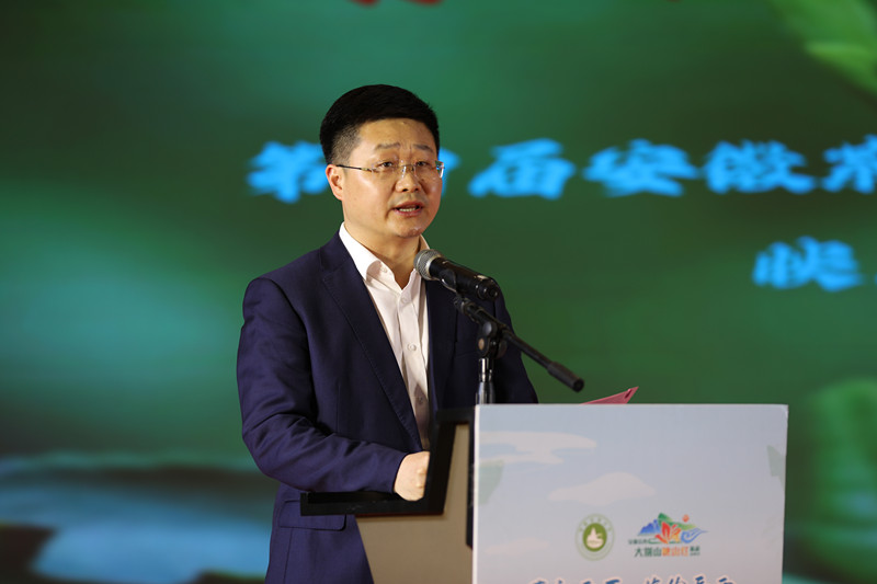 何斌：一盞翠蘭邀四海  萬(wàn)頃杜鵑待君來(lái)