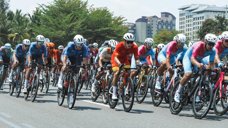 【港行海南】國(guó)際車手競(jìng)逐自貿(mào)港「黃金賽道」 第十六屆環(huán)島賽收官