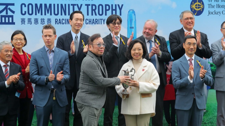 有片 | 得道猴王勇奪香港賽馬會社群盃 麥美娟賽後頒獎