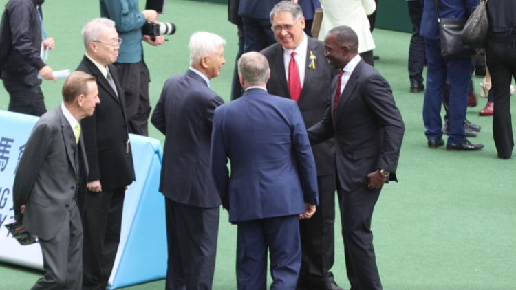 有片 | 曼聯(lián)名宿馬場觀戰(zhàn)  約基大讚氣氛熱鬧:如置身足球大賽