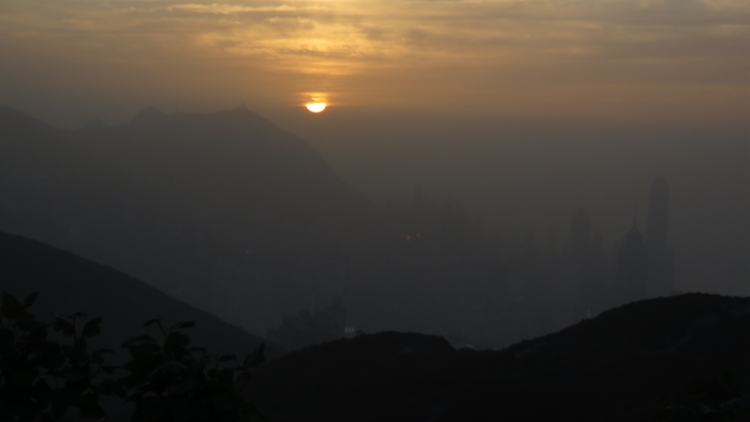 沙塵氣流下多區(qū)空氣污染指數(shù)一度爆表 健康風(fēng)險(xiǎn)級別為嚴(yán)重