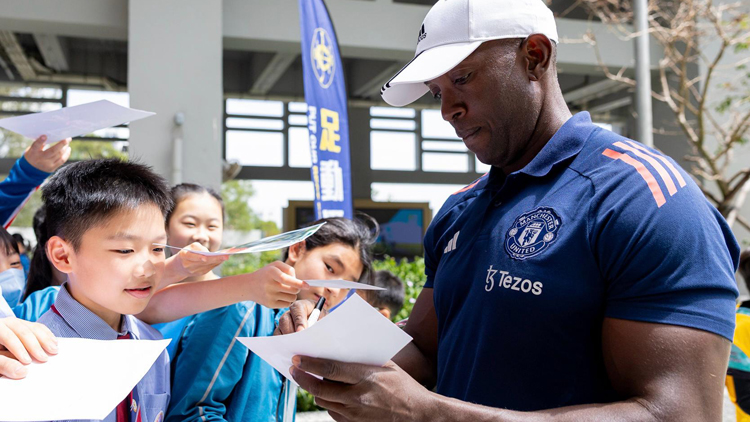 曼聯(lián)名宿約基校訪與學(xué)生切磋球技