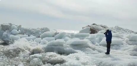 中俄界湖興凱湖罕見「武開湖」  數(shù)米高冰排堆上岸