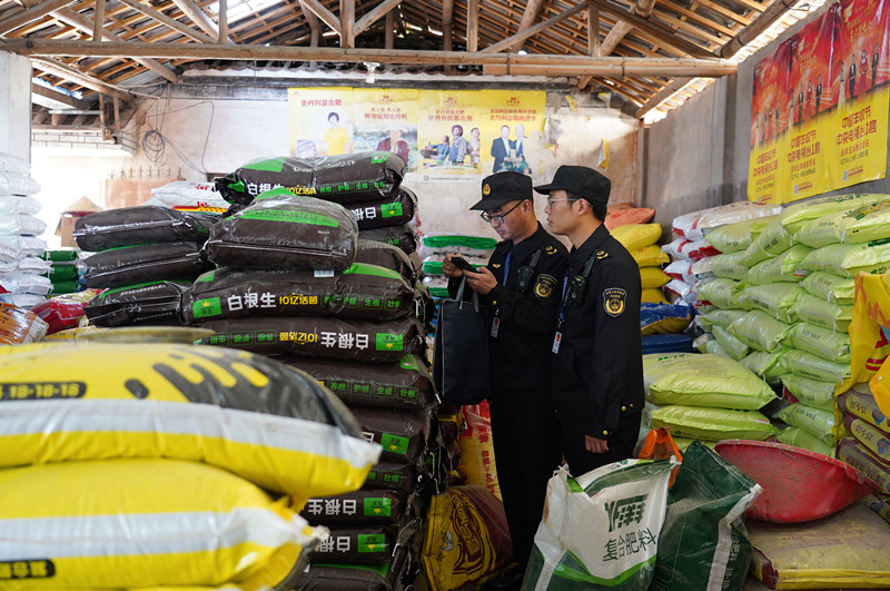 「線上+線下」見行動  皖屯溪區(qū)強化農(nóng)資監(jiān)管護航農(nóng)業(yè)生產(chǎn)