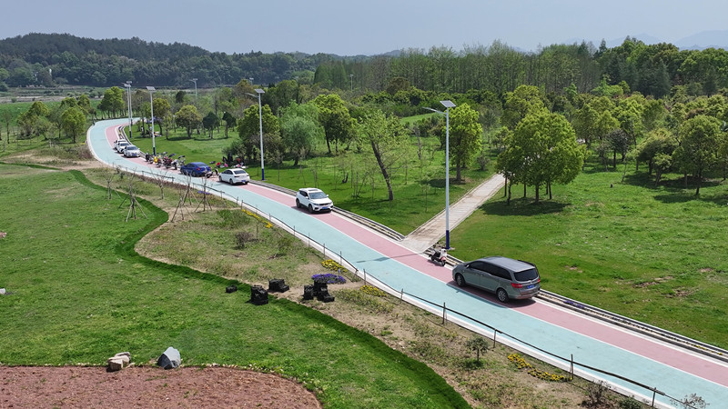 皖屯溪屯光鎮(zhèn)：荒灘變樂園  鄉(xiāng)村引客來