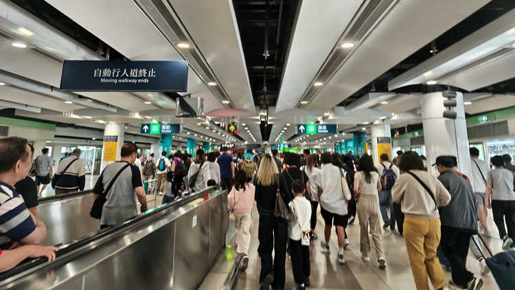 今日出境高峰料75.9萬(wàn)人次出境 運(yùn)輸署籲旅客預(yù)留充裕交通時(shí)間