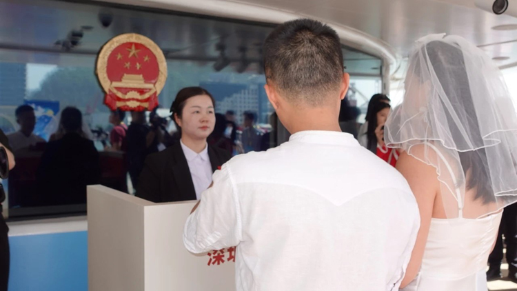 深圳首個(gè)戶外海上婚姻證書(shū)頒發(fā)點(diǎn)喜迎新人