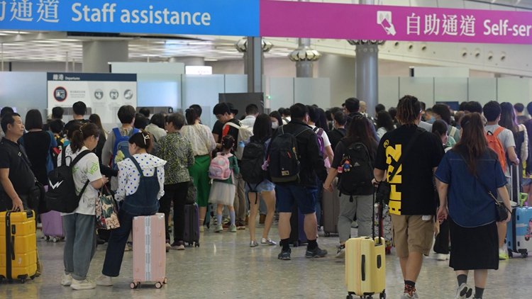 多圖｜復(fù)活節(jié)假期展開 大批市民外遊 高鐵西九龍站等人頭湧湧