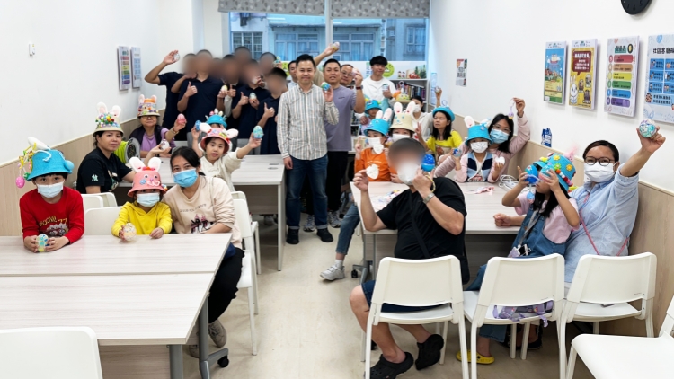 懲教署首次聯(lián)乘社區(qū)客廳辦節(jié)慶活動 受訓(xùn)生向小朋友贈「種子紙」及「禪繞蛋」