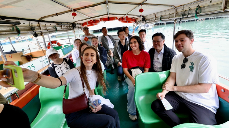 有片｜李家超到訪大澳撐商戶(hù) 強(qiáng)調(diào)政府會(huì)繼續(xù)發(fā)展不同旅遊資源吸引旅客