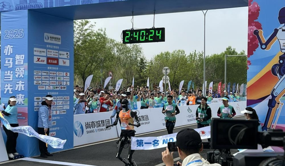 人形機(jī)器人半馬比賽今早舉行 天工Ultra率先完賽