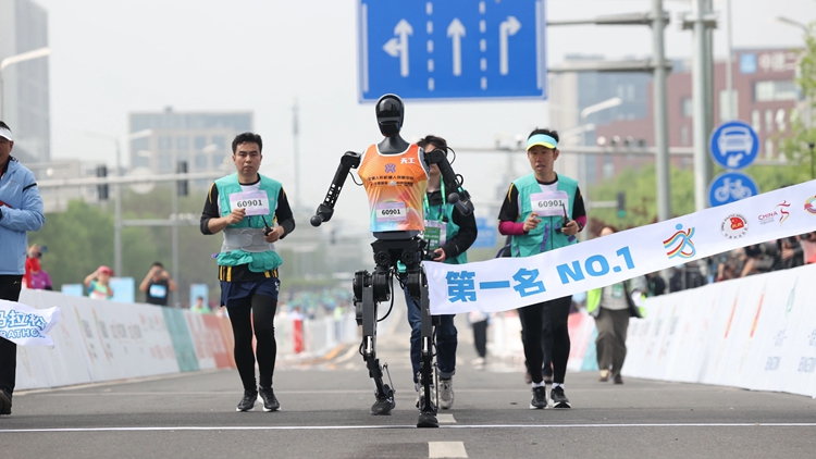 有片｜全球首個人形機器人半馬北京亦莊開跑 天工Ultra奪冠
