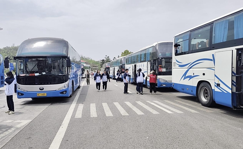 湖南高速邵東服務(wù)區(qū)全力護(hù)航「我的韶山行」紅色研學(xué)之旅