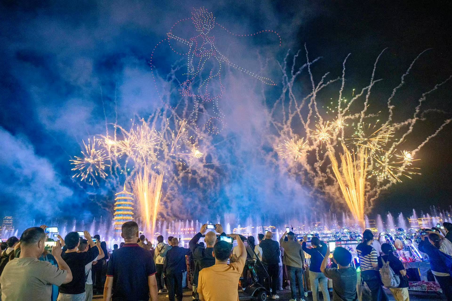 千架無人機(jī)繪神話長卷 800港人共賞長沙銅官窯國潮焰火盛宴