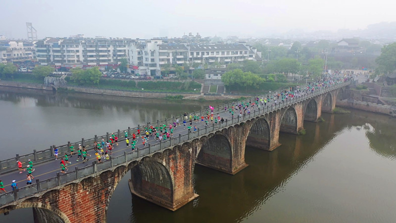 燃亮「歙馬」！千名志願者為萬名跑者暖心護航