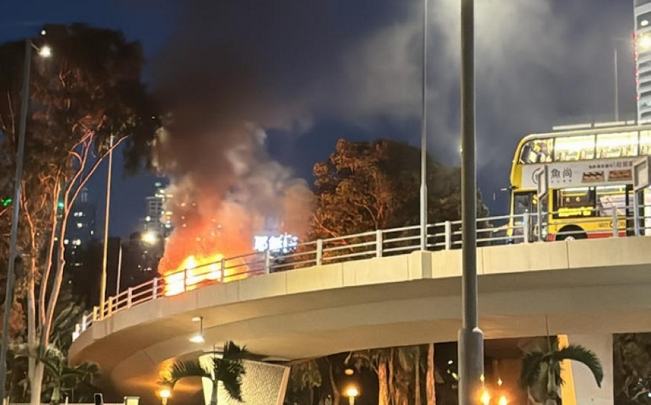 銅鑼灣告士打道天橋私家車起火 司機及時逃生未受傷