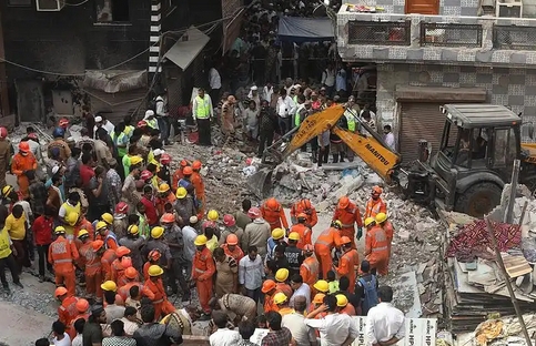  印度德里一居民樓垮塌致11人死亡 