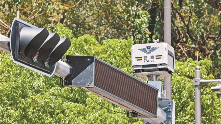 深圳交通信號(hào)燈桿上建起無(wú)人機(jī)「機(jī)場(chǎng)」