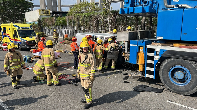 青衣客貨車疑失控撞吊臂車 司機(jī)被困清醒送院治理