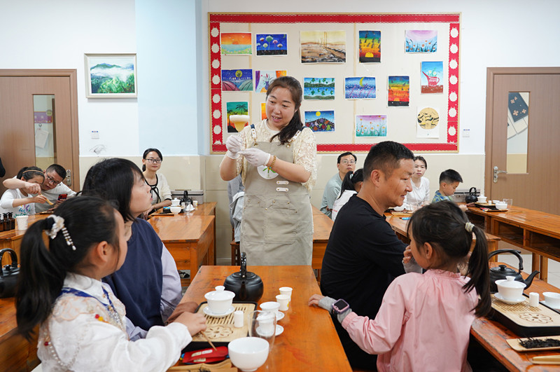 學(xué)國(guó)學(xué)悟傳統(tǒng)傳美德  皖屯溪青少年宮親子茶藝體驗(yàn)活動(dòng)別開生面