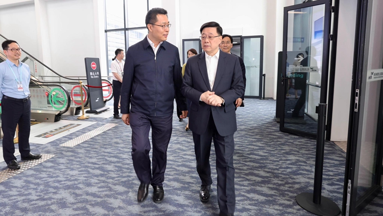 李家超率團(tuán)抵達(dá)杭州 展開4天浙江訪問行程 將多了解「杭州六小龍」發(fā)展及成就