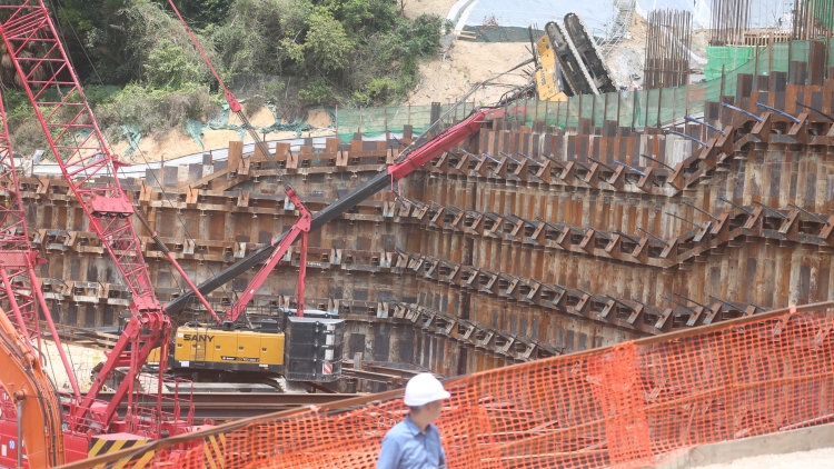 清水灣道地盤吊臂車翻側(cè) 工人被困受傷送院
