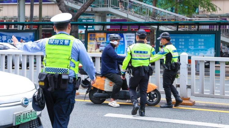 空中巡航+路面嚴(yán)打！深圳交警持續(xù)嚴(yán)管、嚴(yán)查電動(dòng)自行車違法