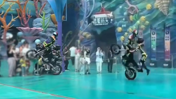 珠海長(zhǎng)隆摩托車(chē)表演撞倒遊客 目擊者稱(chēng)有孩子受傷 園方回應(yīng)