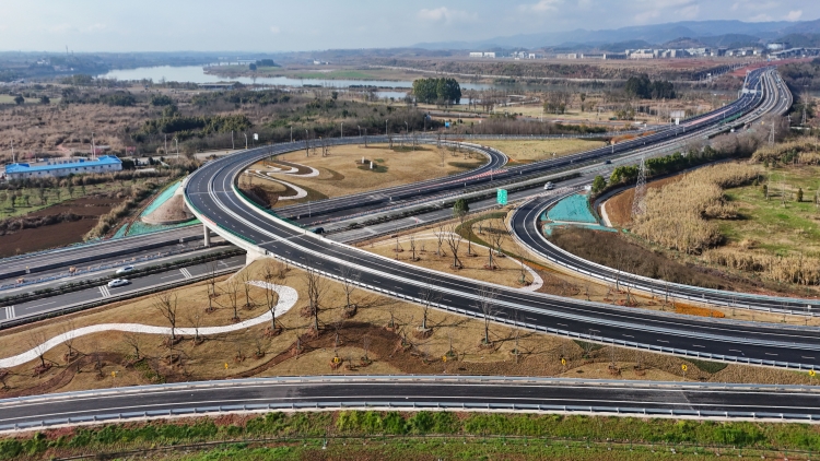 內(nèi)地「五一」假期 小客車繼續(xù)免收高速通行費