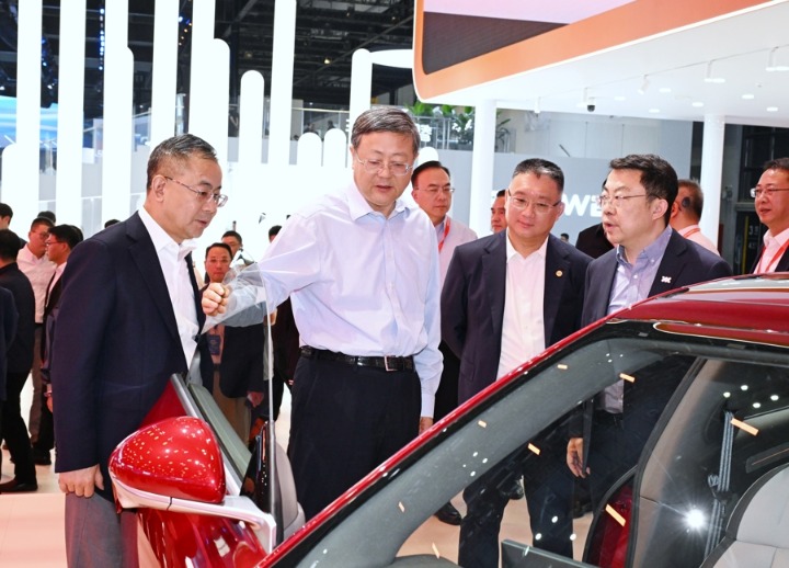 擴(kuò)投資促消費(fèi) 上海市委書(shū)記陳吉寧調(diào)研上海車展