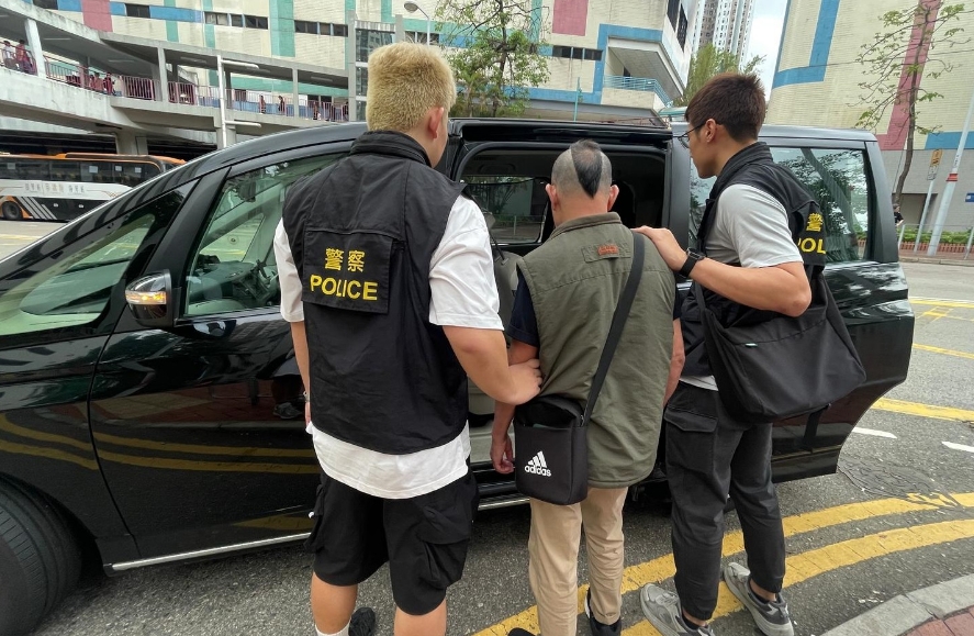 警方荃灣犁庭掃穴 拘一男檢3900隻色情光碟