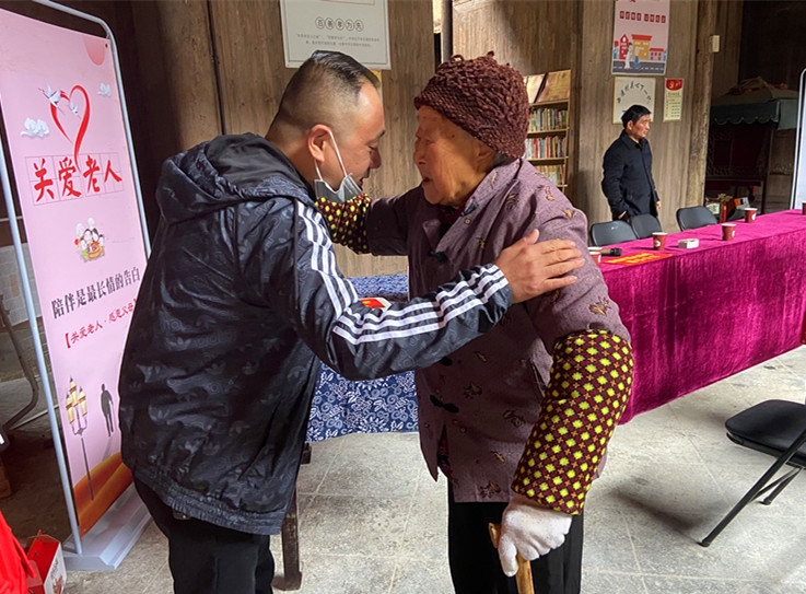 皖黟縣西遞鎮(zhèn)：退伍不褪色 大愛暖鄉(xiāng)鄰