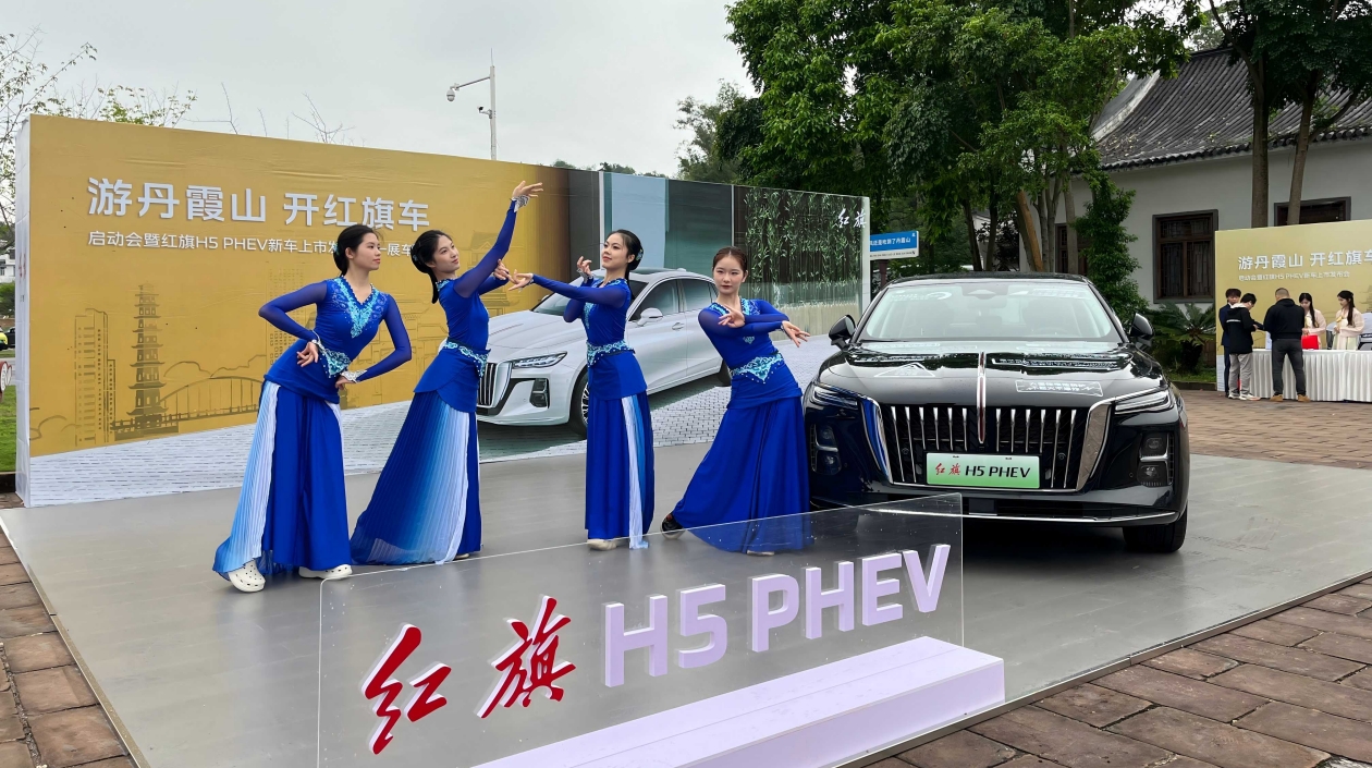 遊丹霞，開紅旗！「中國紅」CP官宣聯(lián)名！