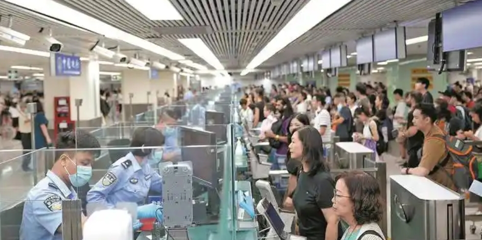 國家移民管理局：「五一」假期預(yù)計(jì)日均215萬人次出入境 