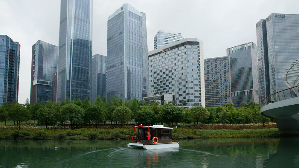 深港聯(lián)合研發(fā)的首艘AI無人船「海擎一號(hào)」在前海灣成功啟動(dòng)運(yùn)營測(cè)試
