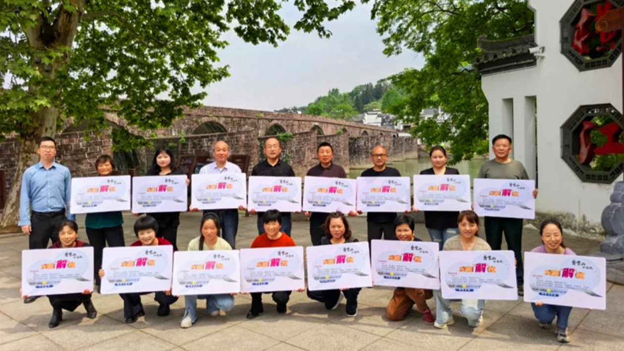 施「掛牌寵客」 皖休寧齊雲(yún)山鎮(zhèn)用暖心「溫度」增添五一「熱度」