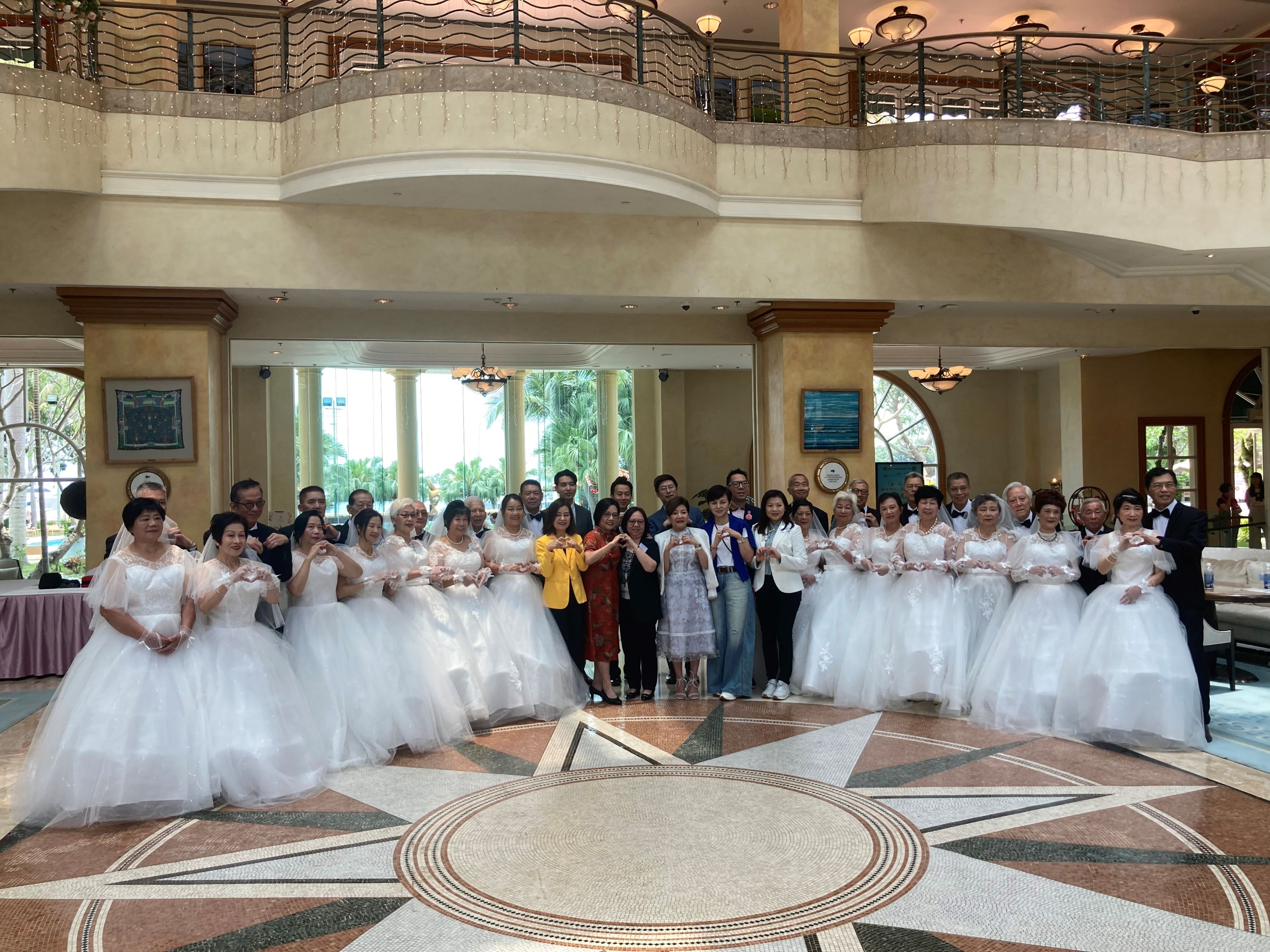 五十對(duì)銀髮夫婦黃金海岸拍婚紗照  重溫浪漫